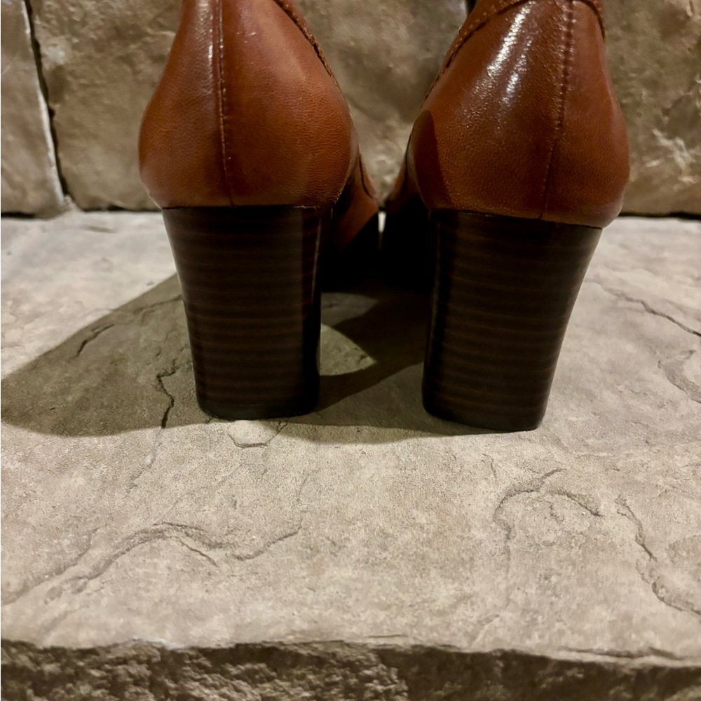 NWOT Leather Bandolino Heels - Picture 3 of 4